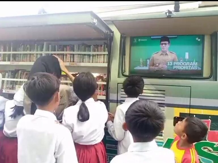 Siswa SD Ciparay Kab. Bandung Mendadak Heboh, Kok..Mobil Perpustakaan Keliling Kab. Bandung Ada TV