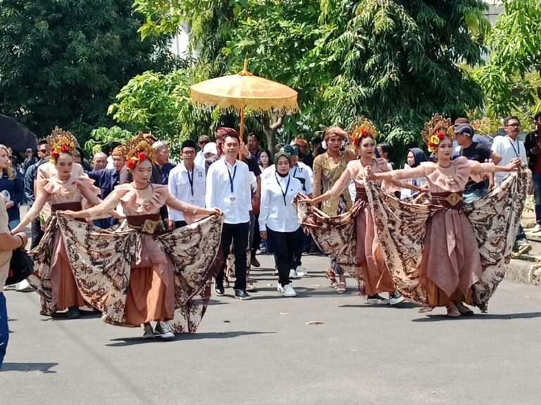 Hari Pertama, Paslon ASLINA Mendaftar ke KPU Subang