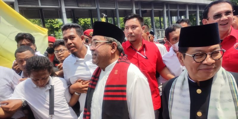 Naik Oplet Si Doel, Pasangan Pramono Anung – Rano Karno Mendaftar ke KPU Jakarta