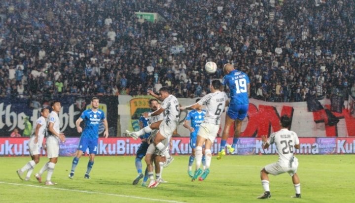 Penyerang Persib Bandung, David da Silva Menuju 100 Gol
