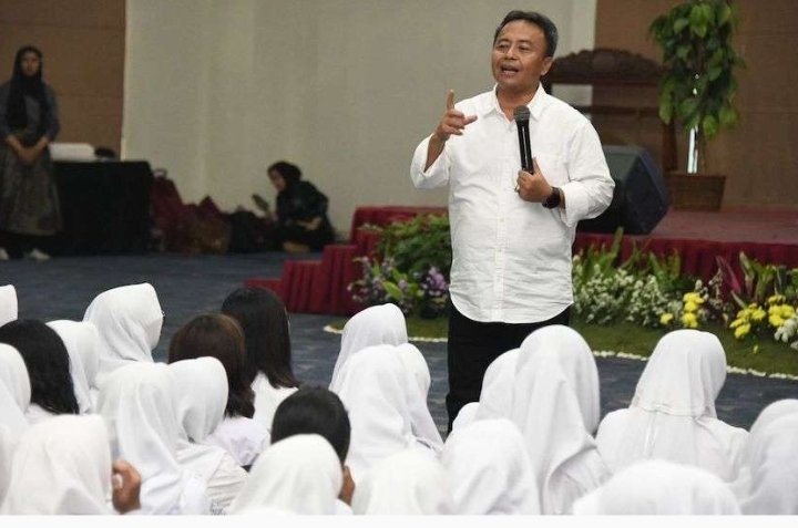 Sekda Jabar Herman Suryatman Kukuhkan Forum OSIS Jawa Barat Generasi 12