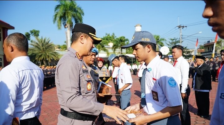 Empat Pelajar Diberikan Penghargaan oleh Kapolresta Bandung Kombes Pol Kusworo Wibowo Imbas Menolong Kakek