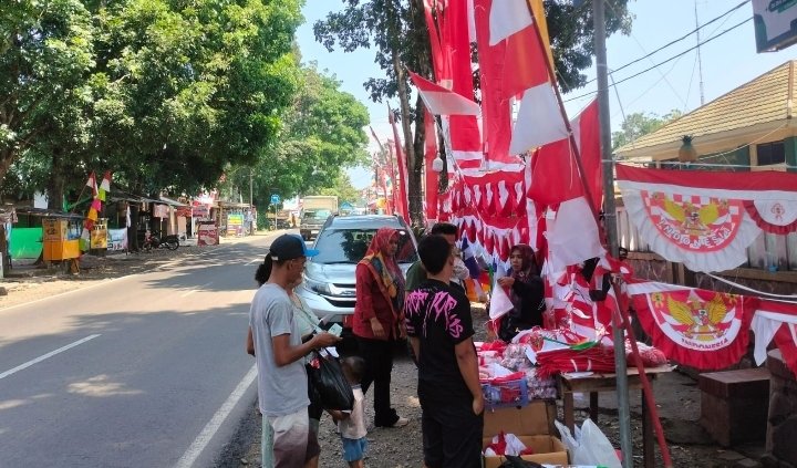 Pedagang Pernak-Pernik Agustusan di Subang Laris Manis