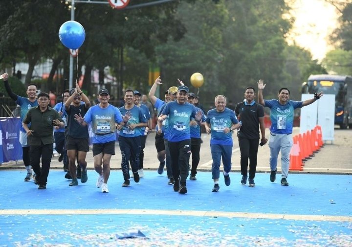 4.000 Pelari Ramaikan QRIS Run X Roadshow Bus KPK di Gedung Sate Bandung, Pj. Gubernur Jabar dan Ibu Amanda Bey Machmudin Lakukan Flag Off