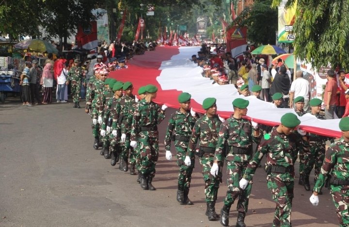 Sambut HUT RI , Personil TNI Polri di Subang Kirab Bendera Merah Putih Sepanjang 79 Meter