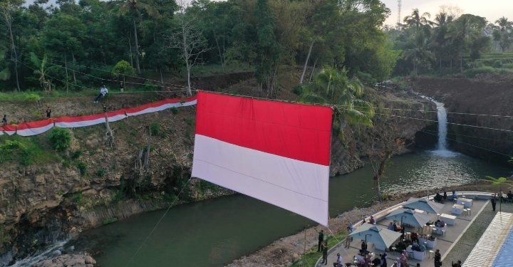 Sambut HUT ke-79 RI, Kang Jimat Rela Bergelantungan demi Kibarkan Bendera Raksasa di Ketinggian 40 Meter