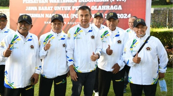 Pj. Gubernur Jawa Barat, Bey Machmudin Lepas Kontingen PWI Jabar ke Porwanas XIV Kalsel
