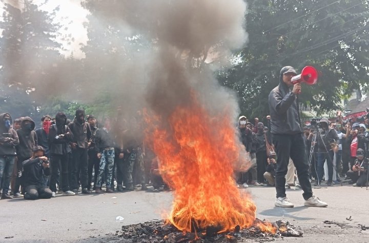 Aki Tolak Pengesahan RUU Pilkada di DPRD Jawa Barat Diwarnai Bakar Ban