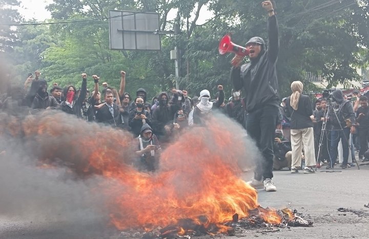 Aki Tolak Pengesahan RUU Pilkada di DPRD Jawa Barat Diwarnai Bakar Ban