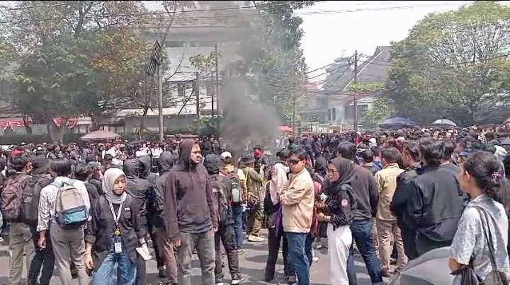 Gabungan BEM SI Ajak Demo di DPRD Jabar, Kenakan Jas  Almamater atau Pakaian Hitam
