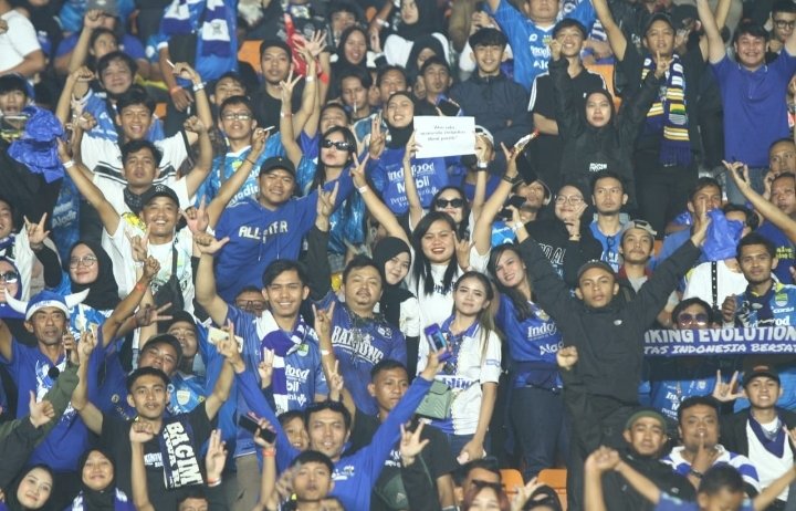 Ribuan Bobotoh Persib Bandung Setia Berikan Dukungan