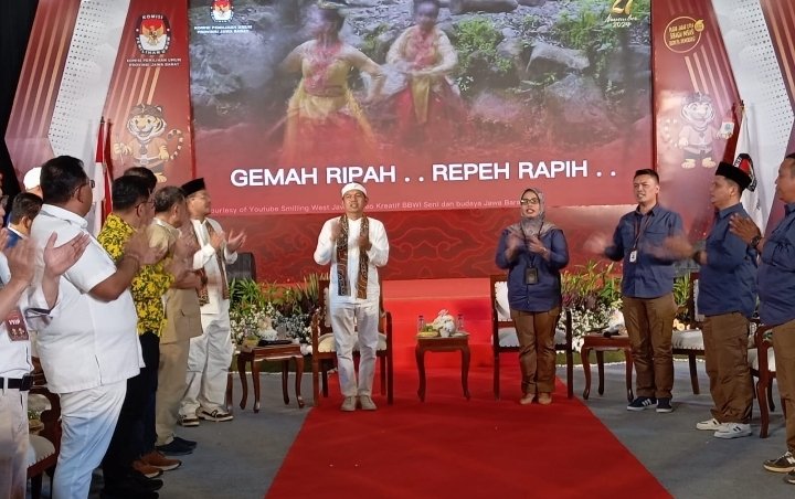 Calon Gubernur dan Calon Wakil Gubernur Jabar Dedi Mulyadi dan Erwan Setiawan Jadi Paslon Pertama yang Daftar ke KPU Jawa Barat
