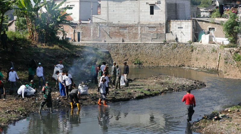 Sambut HUT RI ke-79, Ribuan Warga LDII Jawa Barat Gelar Aksi Kerja Bakti Bersama di Sungai Citarum