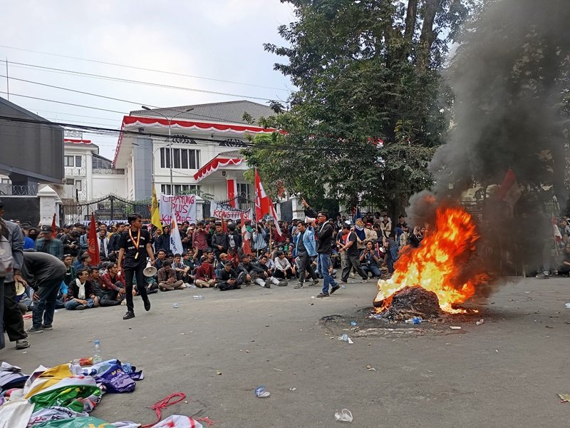 Aksi Demo Kawal Putusan MK Kembali Digelar di DPRD Jabar, Massa Keluhkan Tindakan Represif  Aparat