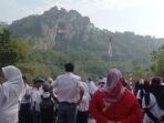 Peringati HUT ke-79 RI, Bendera Raksasa Dikibarkan di Gunung Hawu Bandung Barat