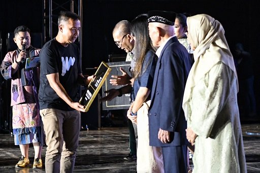 Pemda Provinsi Jabar Berikan Penghargaan Lifetime Achievement kepada Nike Ardilla dan Ni Mursih