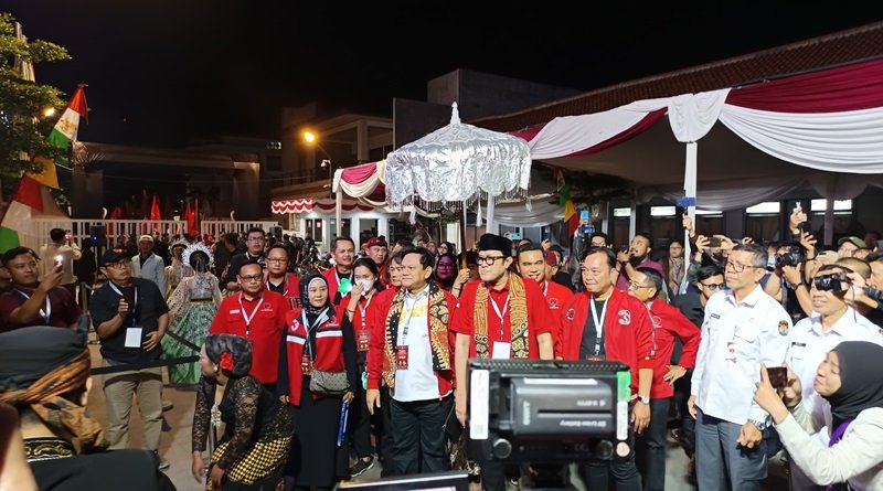 Pilgub Jabar: Paslon Jeje Wiradinata-Ronal Surapradja Usungan PDIP Daftar Secara Daring