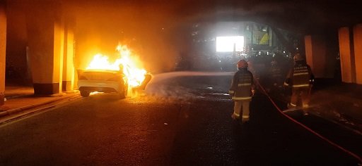 Sedan Terbakar di Bawah Jembatan Viaduct Bandung