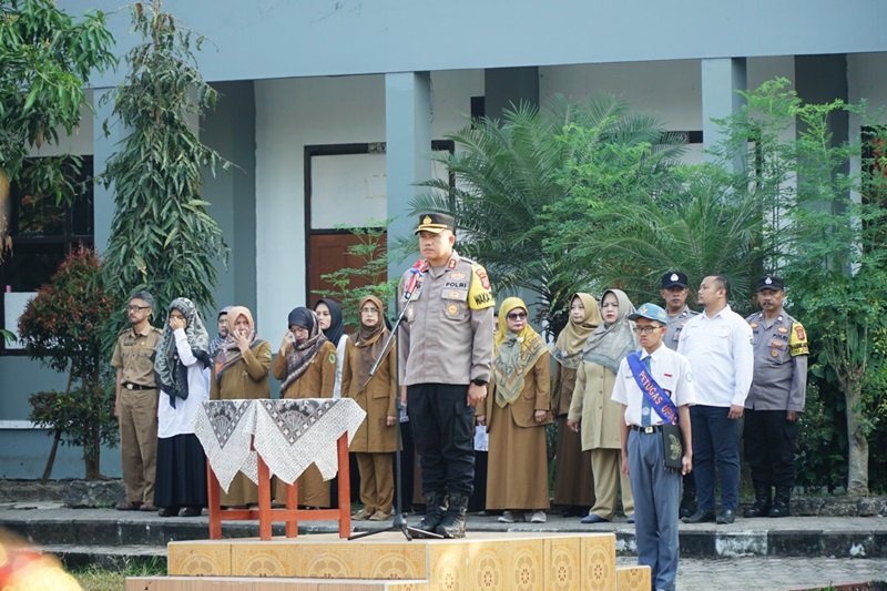 Jadi Pembina Upacara Bendera di SMA Negeri 1 Soreang, Wakapolresta Bandung Edukasi Pelajar
