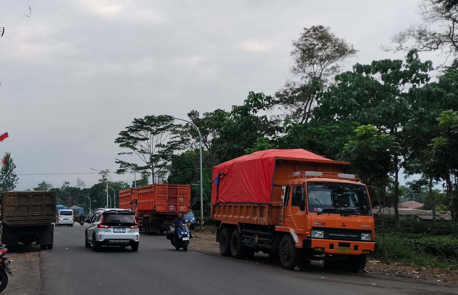 Warga Sebut Pemkab Subang tak Berdaya Tertibkan Truk Parkir Liar