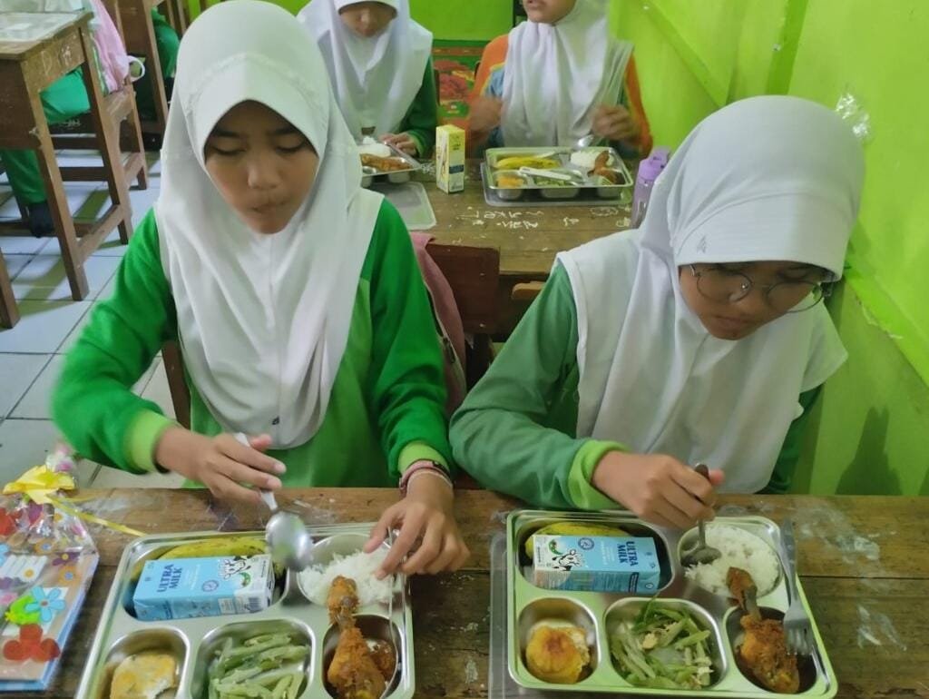 Program Makan Siang Gratis Diuji Coba di SDN 1 Dangdeur Subang, Menu Lauknya Ternyata Ini