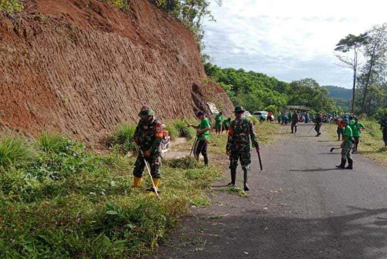 Cegah Kecalakaan Lalu Lintas, TNI Babat Rumput di Jalur Bukanagara Subang