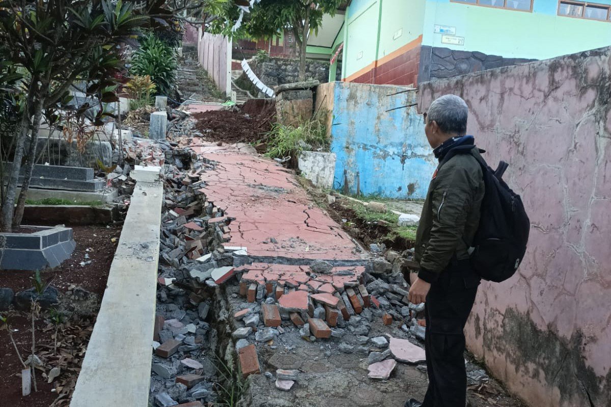 Terdampak Gempa Sukabumi, Benteng Sekolah di Bandung Barat Ambruk