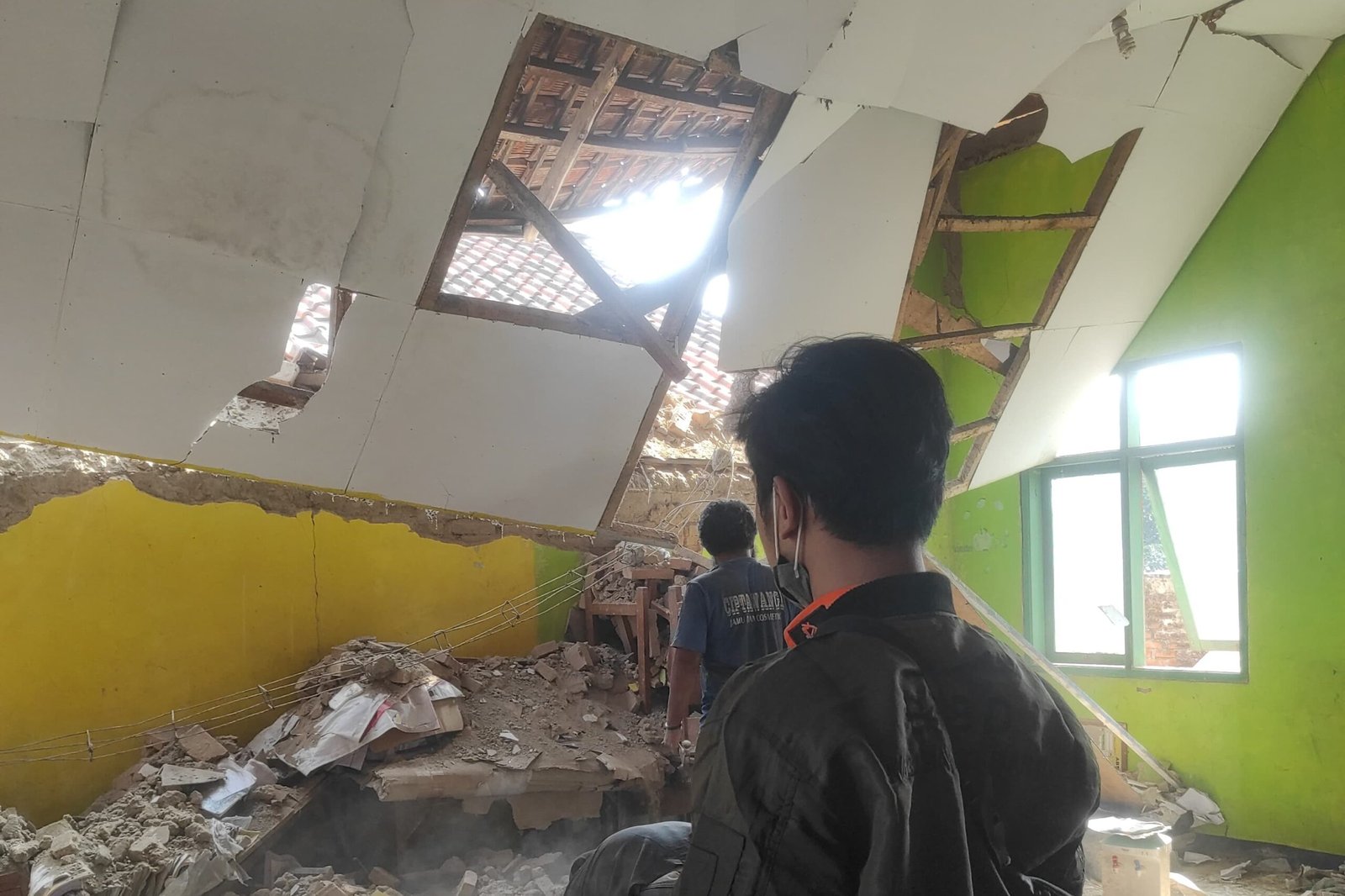Terdampak Gempa, Atap SDN Mekarsari di Bandung Barat Ambrol