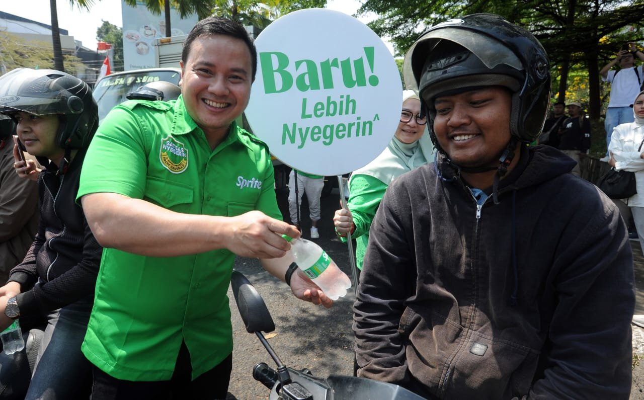 Sprite Bagikan Minuman di Perempatan Jalan di Bandung