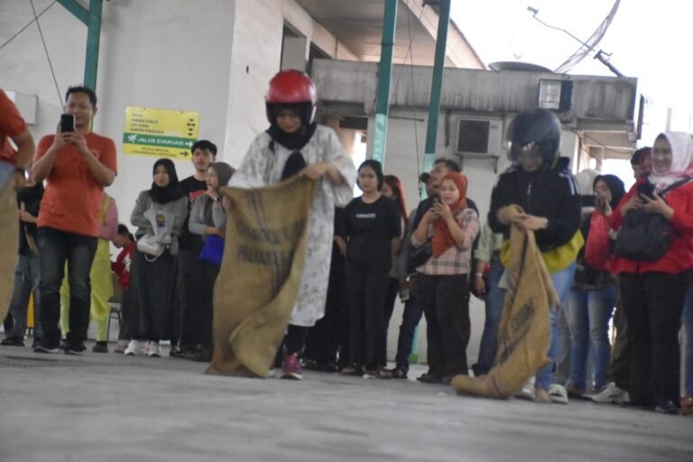 Ratusan Pedagang Pasar Baru Trade Center Meriahkan Lomba 17 Agustusan