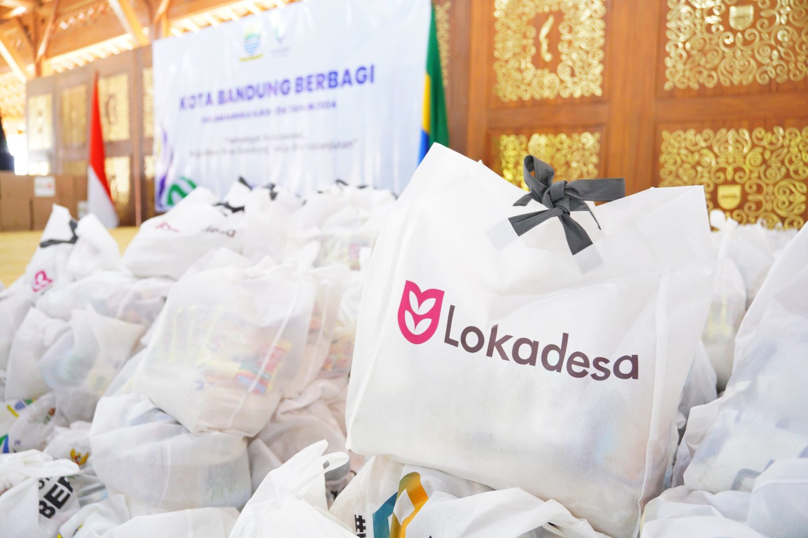 Lokadesa Bersama Pemkot Bandung Salurkan 4.244 Paket Sembako dalam HJKB ke-214