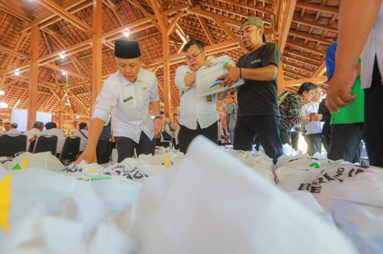 4.244 Paket Sembako Dibagikan Pemkot Bandung untuk Warga Kurang Mampu
