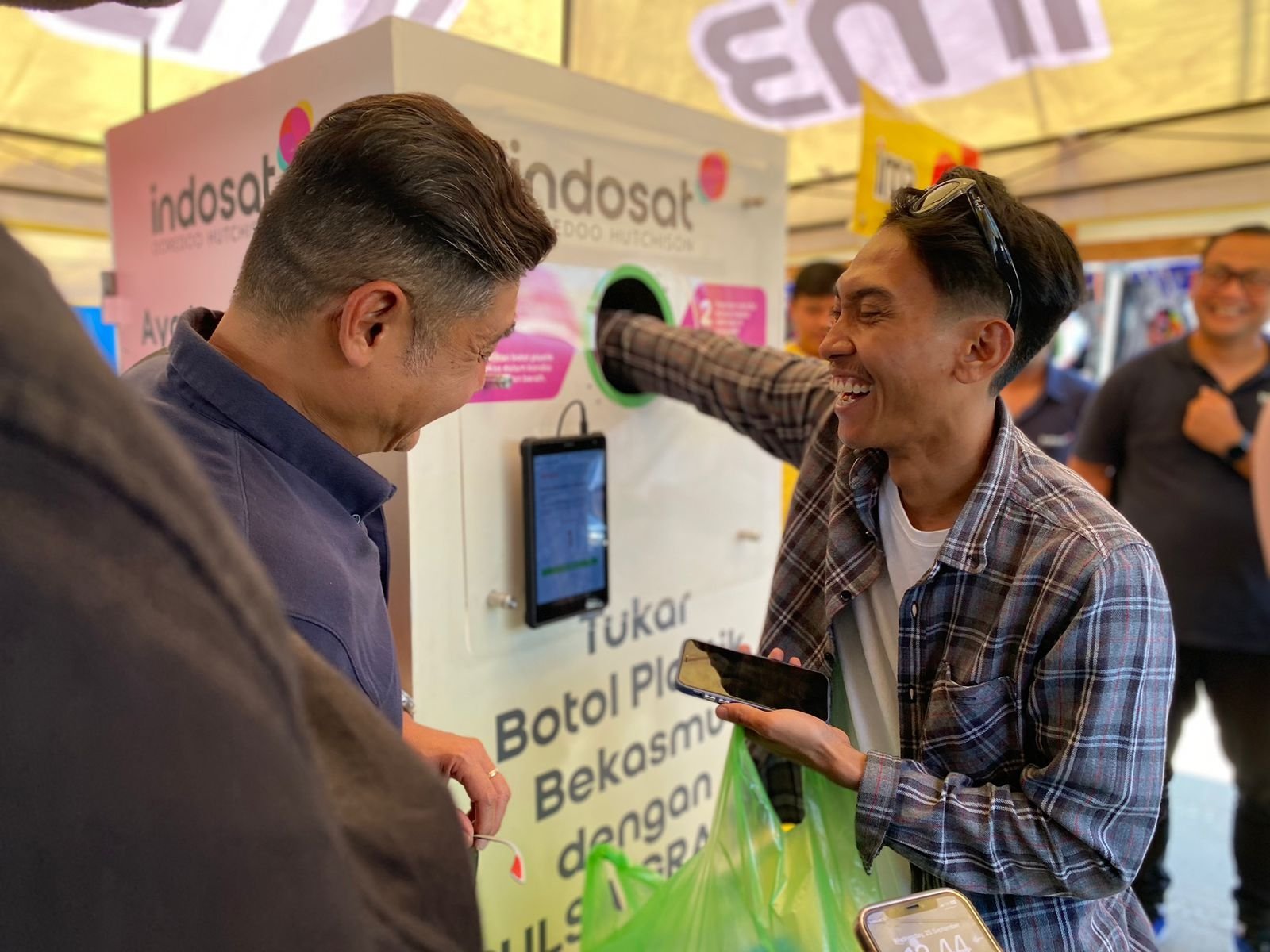 Indosat Ooredoo Hutchison Kampanyekan Sampah Jadi Pulsa di GP Mandalika