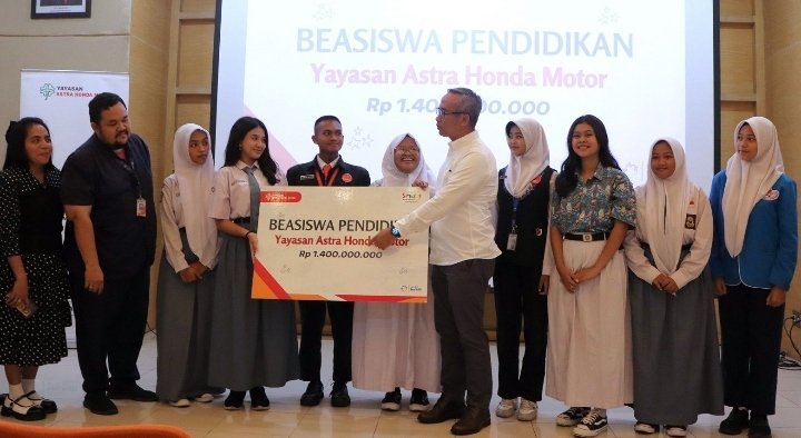 Duta Safety Riding Peroleh Beasiswa Pendidikan dari Yayasan AHM