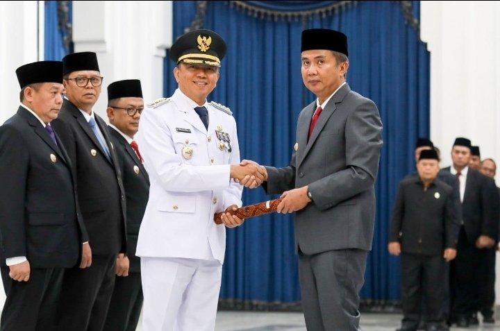 Penjabat Gubernur Jabar Bey Machmudin Lantik Asep Koswara jadi Pj. Wali Kota Bandung, Tantangan Transportasi dan Target Makro Menanti