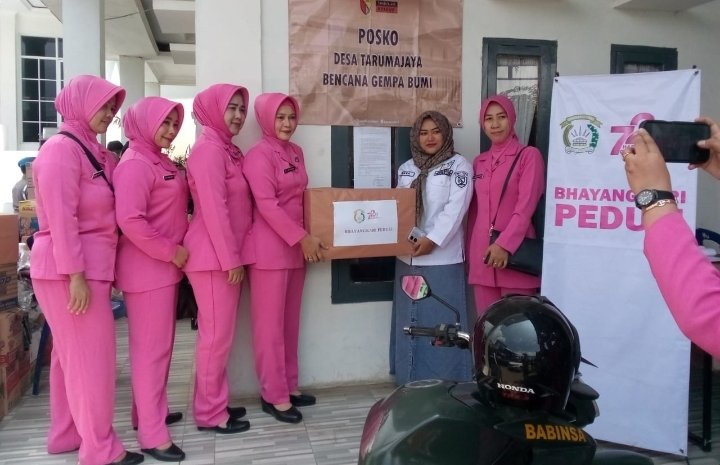 Bhayangkari Polsek Paseh Salurkan Bantuan Terhadap Warga Korban Gempa di Wilayah Kertasari Kabupaten Bandung