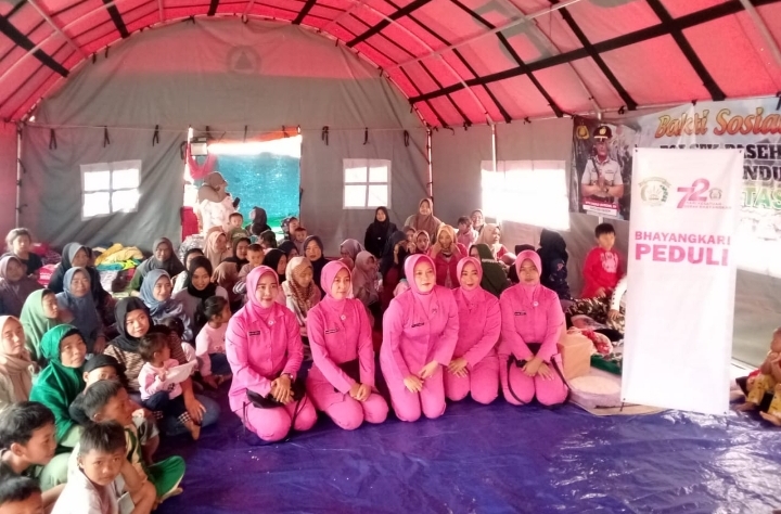 Bhayangkari Polsek Paseh Salurkan Bantuan Terhadap Warga Korban Gempa di Wilayah Kertasari Kabupaten Bandung