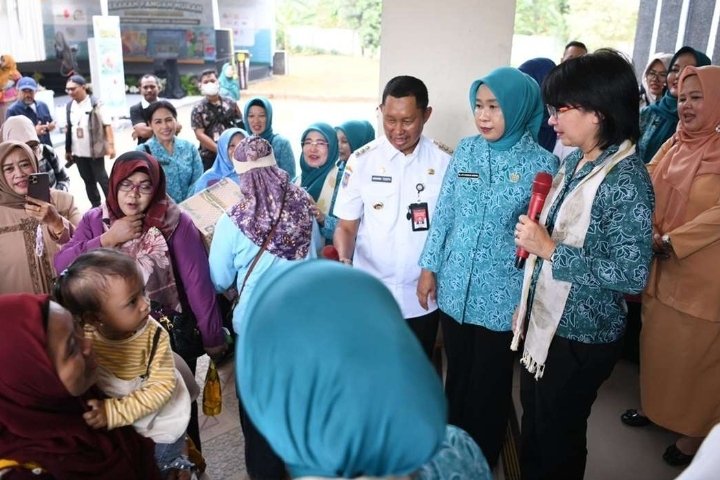 Amanda Soemedi  Bey Machmudin Dampingi Ketua Umum TP PKK Pusat Tinjau Gerakan Pasar Murah di Kabupaten Bogor