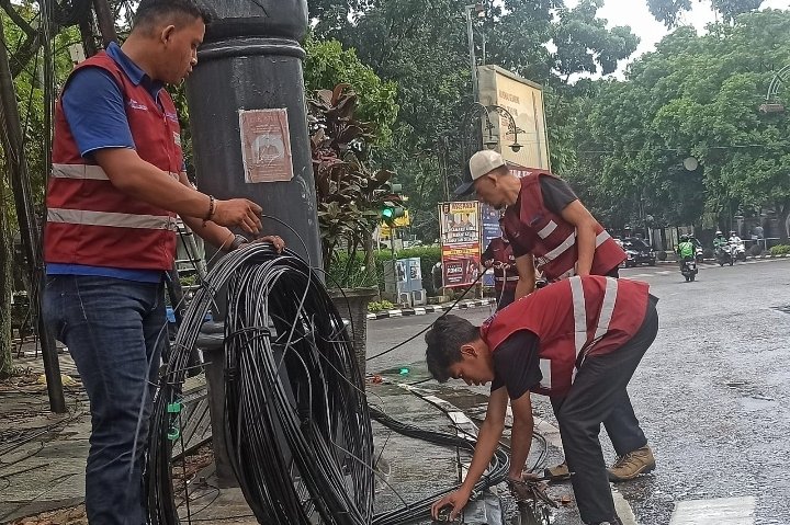 Ganggu Estetika Kota, Kabel Udara di 24 Titik di Kota Bandung Diturunkan