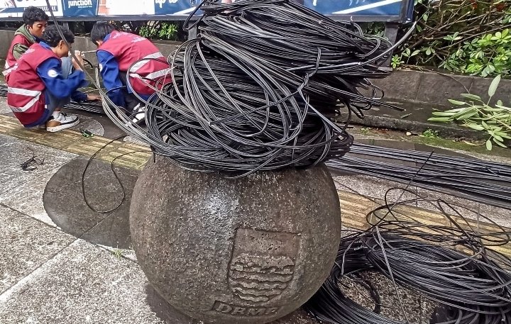 Ganggu Estetika Kota, Kabel Udara di 24 Titik di Kota Bandung Diturunkan