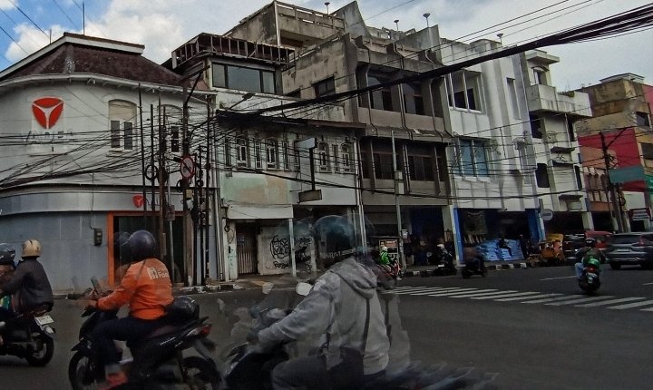 Ganggu Estetika Kota, Kabel Udara di 24 Titik di Kota Bandung Diturunkan