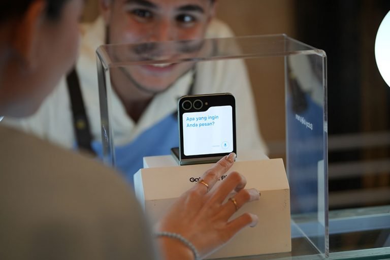 Fleksibilitas Terjemahan Dual Layar Compact, Hanya di Galaxy Z Flip6