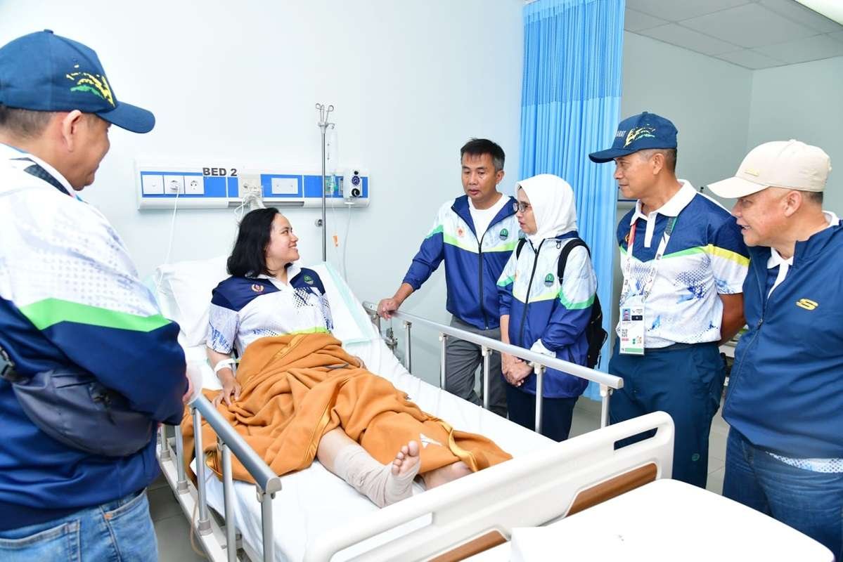 Penjabat Gubernur Jawa Barat Bey Machmudin Jenguk Atlet Terjun Payung Yazella Agustin