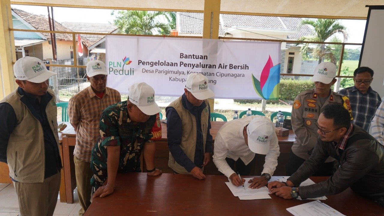 PLN Peduli Berikan Bantuan Air Bersih untuk Masyarakat Kabupaten Subang