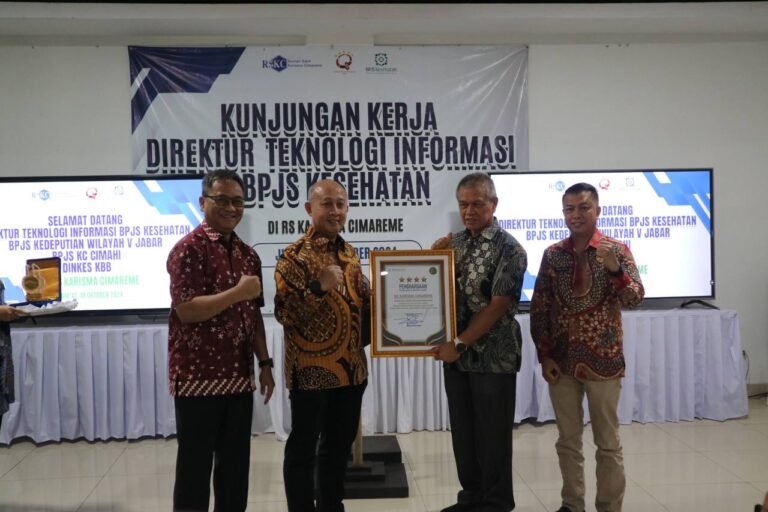 Direktur Teknologi Informasi BPJS Kesehatan Berikan Penghargaan Transformasi Digital Kepada RS Karisma Cimareme