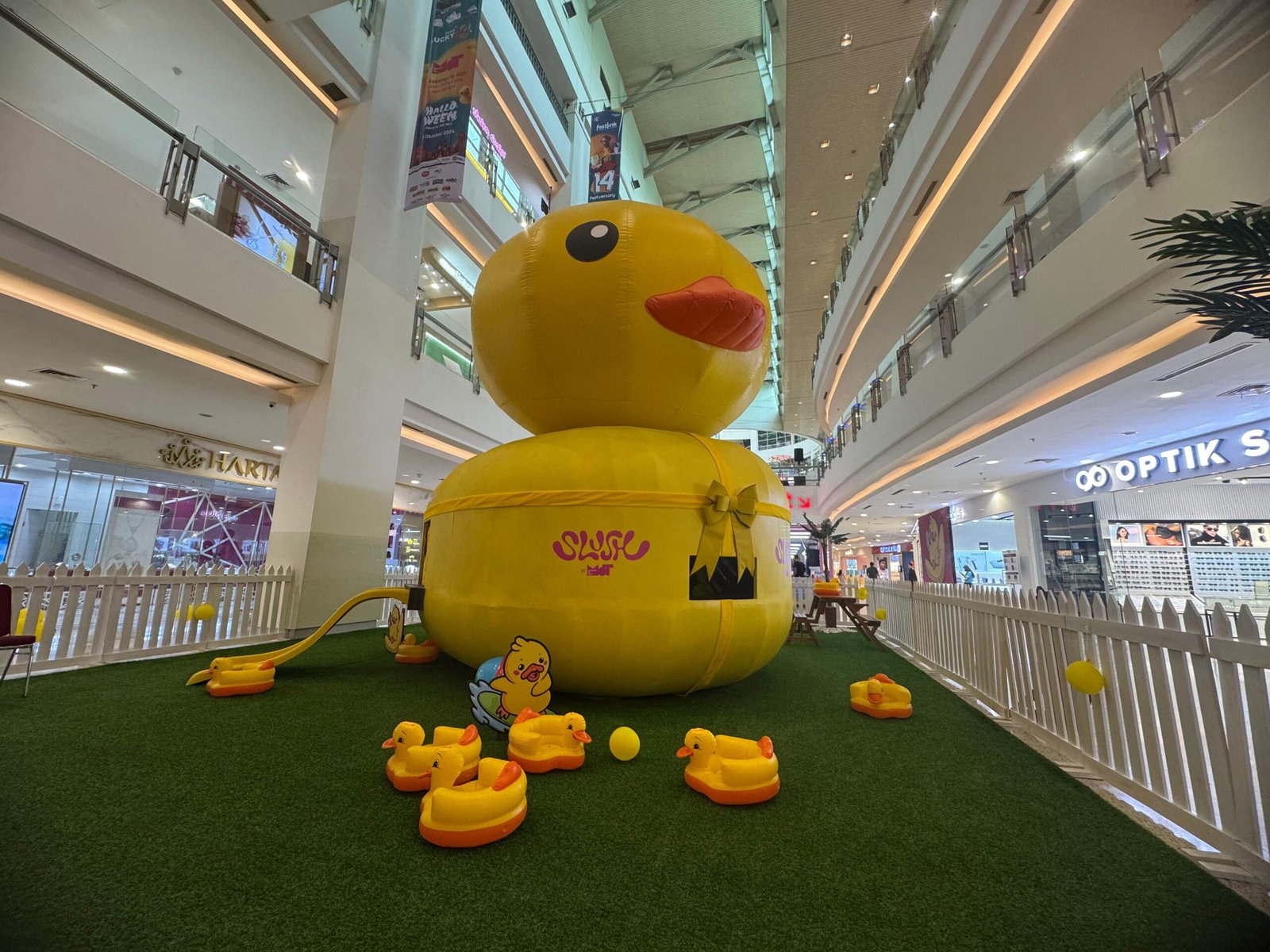 Pengunjung Festival Citylink Mall Bandung  Disambut  Bebek Raksasa