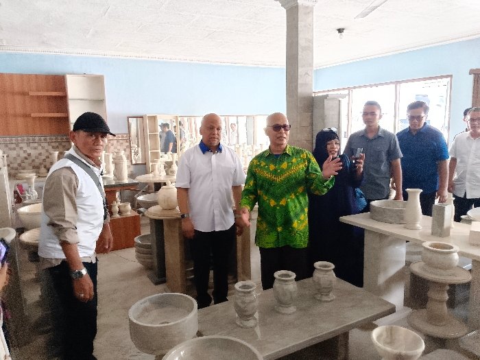 Sambangi Pelaku UMKM di Cipatat Bandung Barat, Cawagub Jabar Ilham Habibie Tegaskan UMKM Perlu Dukungan dan Pembinaan