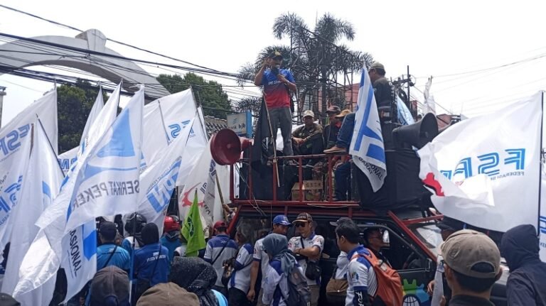 Ribuan Buruh di Bandung Barat Turun ke Jalan, Tuntut UMK Naik 100 Persen