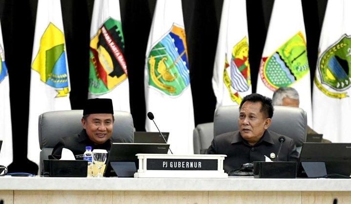 Penjabat Gubernur Jawa Barat, Bey Machmudin Saksikan Pengumuman Pimpinan Baru DPRD