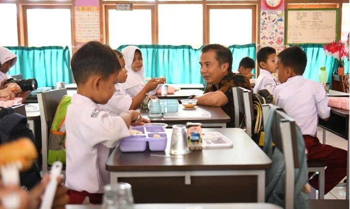 Penjabat Gubernur Jawa Barat Bey Machmudin Tinjau Uji Coba Makan Siang Bergizi Hari ke-20 di Sumedang Gunakan Bahan Baku Lokal
